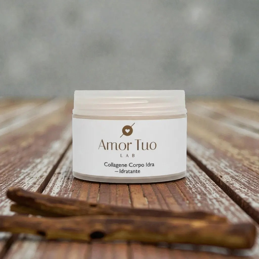 Collagene Corpo Idra Amor Tuo Lab, crema idratante da 250 ml su un vassoio in legno